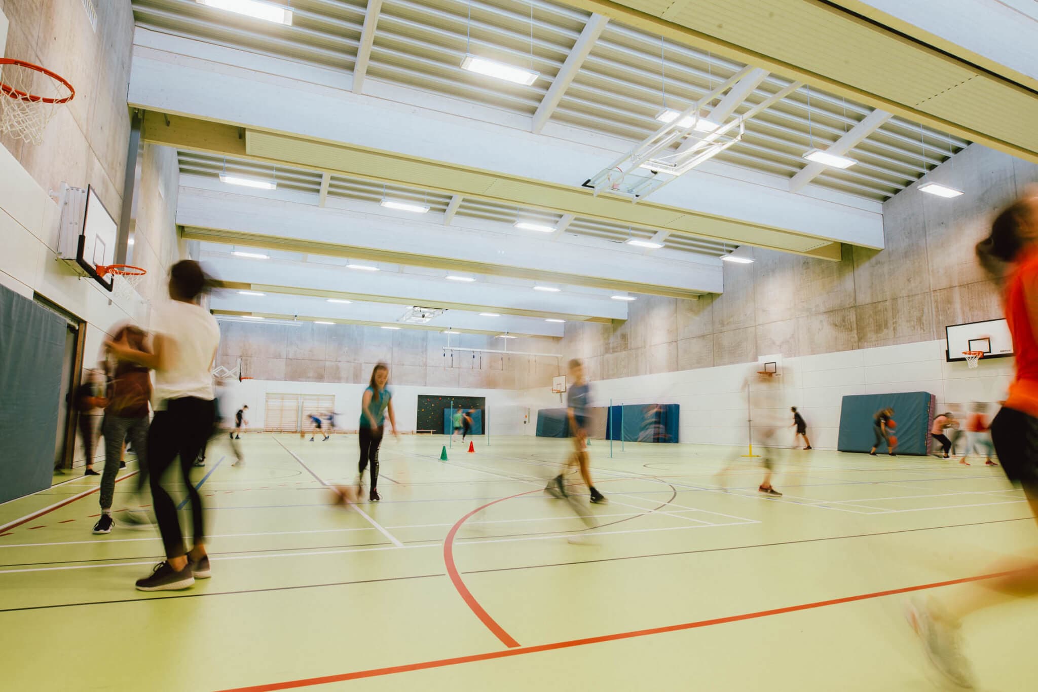 Schülerinnen und Schüler arbeiten digital